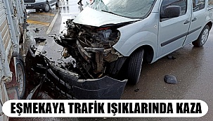 EŞMEKAYA TRAFİK IŞIKLARINDA KAZA 3 YARALI