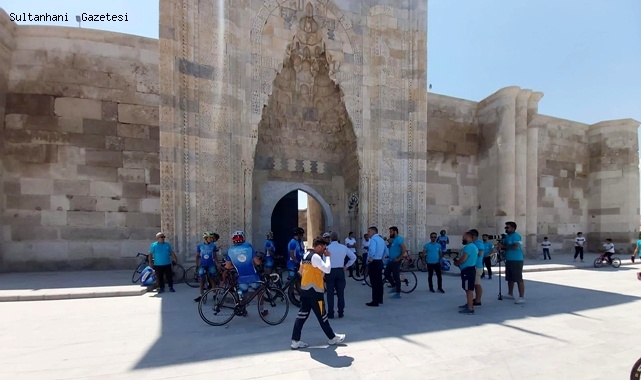 15 TEMMUZ İÇİN PEDAL ÇEVİREN BİSİKLETÇİLER SULTANHANI İLÇESİNİ ZİYARET ETTİLER