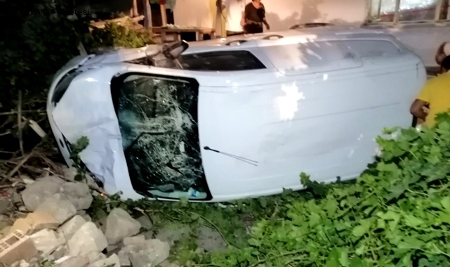 AKSARAY'DA OTOMOBİLLE ÇARPIŞAN HAFİF TİCARİ ARAÇ EVİN BAHÇESİNE UÇTU
