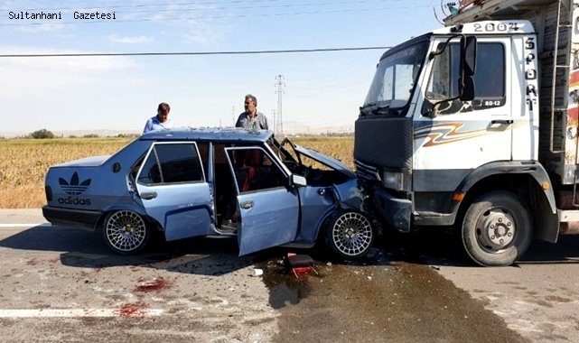 AKSARAY'DA KAMYONET İLE OTOMOBİL KAFA KAFAYA ÇARPIŞTI, 8 YARALI