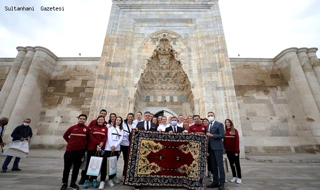 FİLENİN SULTANLARI, SULTANLARIN HANI SULTANHANI'NDA...