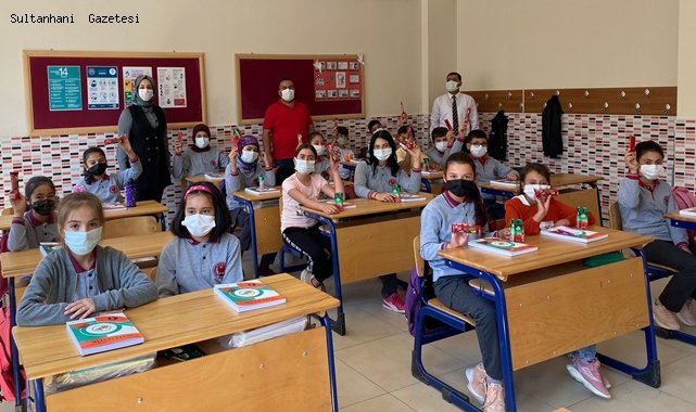 SÖYLEMEZLER AVM OKULA DÖNEN ÖĞRENCİLERİN SEVİNÇLERİNE ORTAK OLDU