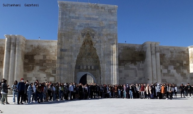 AKSARAY VALİLİĞİ ÖNCÜLÜĞÜNDE AKSARAY'A İLK DEFA GELEN 370 ÖĞRENCİ SULTANHANI KERVANSARAYINI GEZDİ