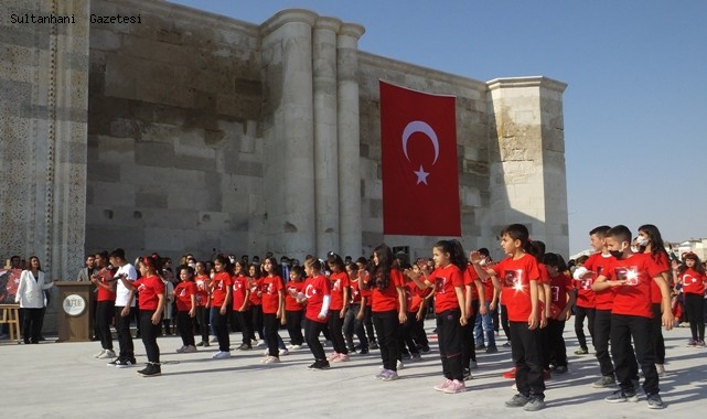 SULTANHANI İLÇESİNDE CUMHURİYET'İN 98. YILDÖNÜMÜ COŞKUYLA KUTLANDI