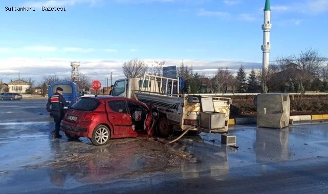 KONYA YOLUNDA SÜT KAMYONU OTOMOBİL İLE ÇARPIŞTI
