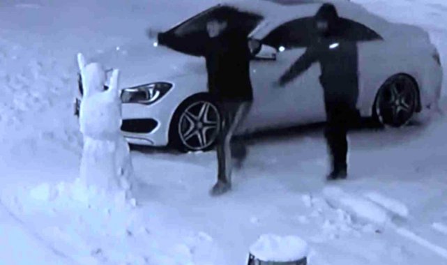 AKSARAY'DA KARDAN ADAMLA OYUN HAVASI EŞLİĞİNDE OYNAYAN GENÇLER