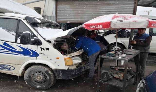 Aksaray'da Tipide Plaj şemsiyesi altında araç tamiri