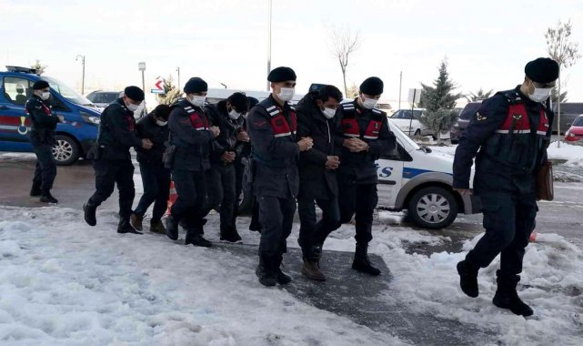 AKSARAY'DA YAKALANDILAR!, 10 KÖYDEN ÇALDIKLARI MALZEMELER EVLERİNDE BULUNDU