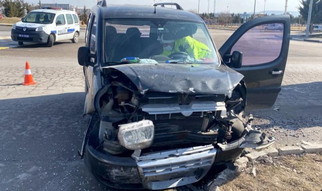 Aksaray Terminal Kavşağında hafif ticari araçla otomobil çarpıştı: 2 yaralı