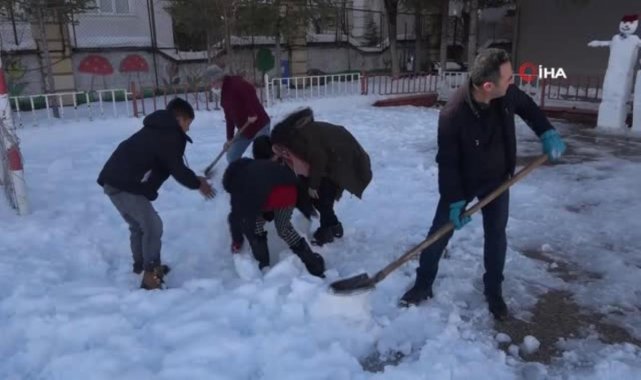 Derste görüp merak ettiler, Aksaray'da okul bahçesine igloevi yaptılar