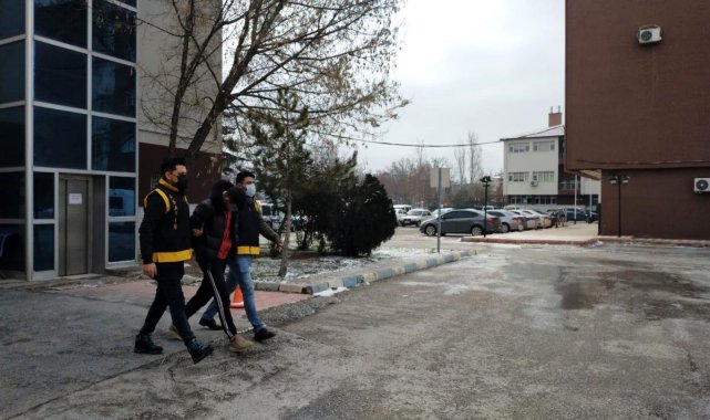 POLİS AKSARAY'DA AKÜ HIRSIZLARINI SUÇÜSTÜ YAKALADI