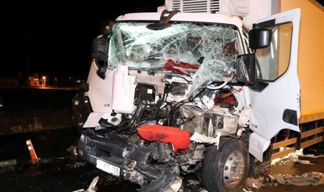 AKSARAY'DA KABİNİ HURDAYA DÖNEN TIRIN SÜRÜCÜSÜ AĞIR YARALANDI