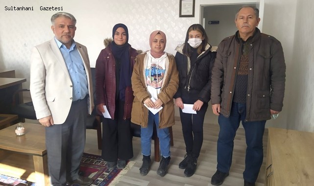 SULTANHANI İLÇESİNDE KOMPOZİSYON VE ŞİİR YARIŞMASINDA DERECEYE GİREN ÖĞRENCİLER ÖDÜLLERİNİ ALDI