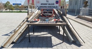 EŞMEKAYA'DA YOL KENARINDAKİ BARİYER DEMİRLERİNİ KESİP ÇALAN 2 KİŞİ ŞUÇÜSTÜ YAKALANDI