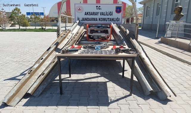 EŞMEKAYA'DA YOL KENARINDAKİ BARİYER DEMİRLERİNİ KESİP ÇALAN 2 KİŞİ ŞUÇÜSTÜ YAKALANDI