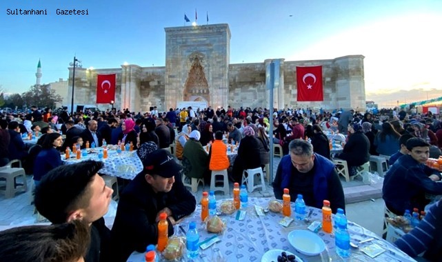SULTANHANI İLÇESİNDE "GÖNLÜMÜZ BİR SOFRAMIZ BİR" İFTAR PROGRAMI DÜZENLENDİ