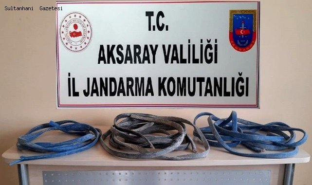 SULTANHANI'NDA ARAÇ PLAKASINI SİYAH BANTLA DEĞİŞTİRİP KABLO HIRSIZLIĞI YAPAN 2 ZANLI TUTUKLANDI