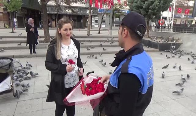 AKSARAY'DA POLİSLER ÇİÇEK DAĞITARAK KADES'İ TANITTI