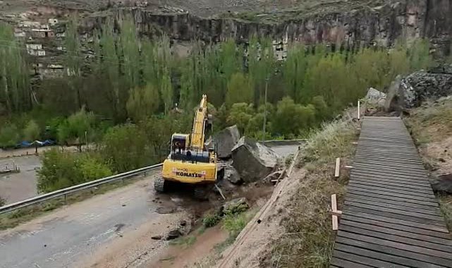 Ihlara vadi yolunda Sağanak yağışla düşen kaya parçaları yolu trafiğe kapattı