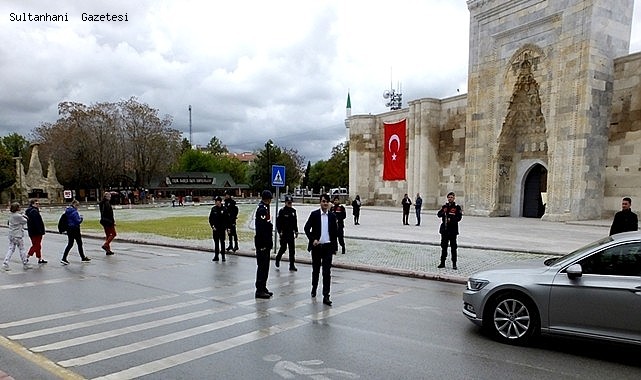 SULTANHANI İLÇESİNDE "YAYALAR İÇİN 5 ADIMDA GÜVENLİ TRAFİK" UYGULAMASI GERÇEKLEŞTİRİLDİ