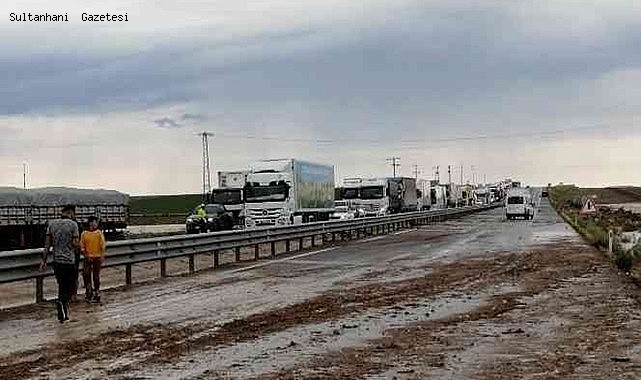 AKSARAY'DA ŞİDDETLİ YAĞIŞ SELE NEDEN OLDU, ANKARA VE ADANA YOLU KAPANDI