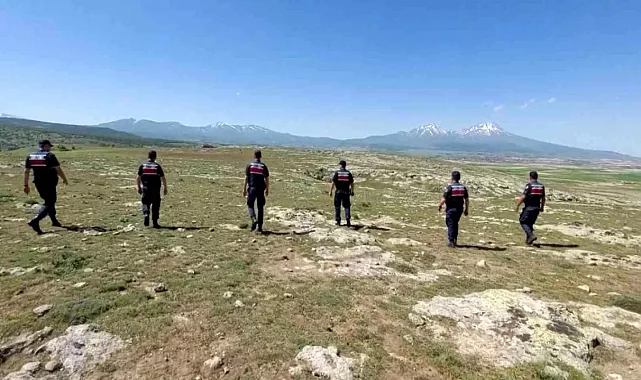 AKSARAY SARİYAHŞİ'DE DEFİNECİLER JANDARMAYA SUÇÜSTÜ YAKALANDI