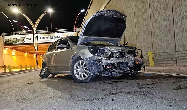 AKSARAY'DA KONTROLDEN ÇIKAN OTOMOBİL ALT GEÇİTTEKİ BARİYERLERE ÇARPTI