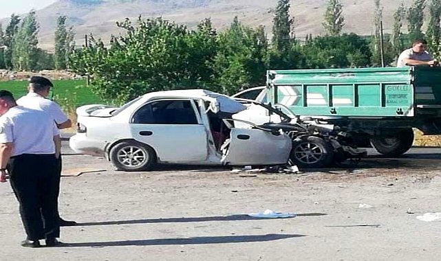 AKSARAY'DA OTOMOBİL İLE KAMYON ÇARPIŞTI: 3'Ü AĞIR 4 YARALI