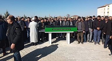 TRAFİK KAZASINDA YAŞAMINI YİTİREN GEZGİNÇ AİLESİ EŞMEKAYA'DA TOPRAĞA VERİLDİ