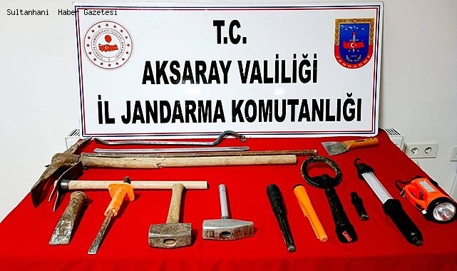AKSARAY'DA KAÇAK KAZI YAPAN 3 DEFİNECİ SUÇÜSTÜ YAKALANDI