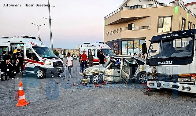 SULTANHANI İLÇE MERKEZİNDE TRAFİK KAZASI 3 YARALI