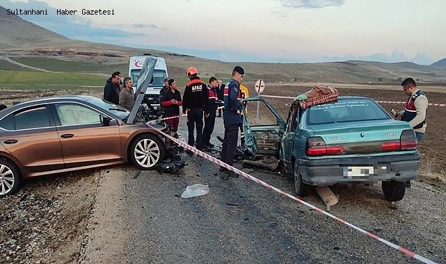 AKSARAY'IN GÜLAĞAÇ İLÇESİNDE 2 OTOMOBİL ÇARPIŞTI: 1 ÖLÜ, 5 YARALI