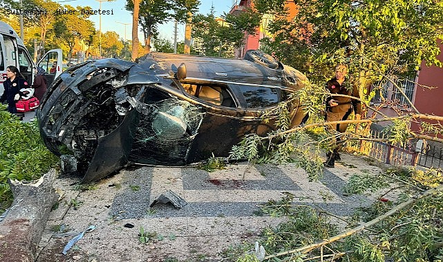 AKSARAY'DA 17 YAŞINDAKİ GENÇ İZİNSİZ KAÇIRDIĞI ARABA İLE KAZA YAPTI