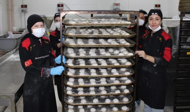 Aksaray'da liseli öğrenciler ekmek üretiyor