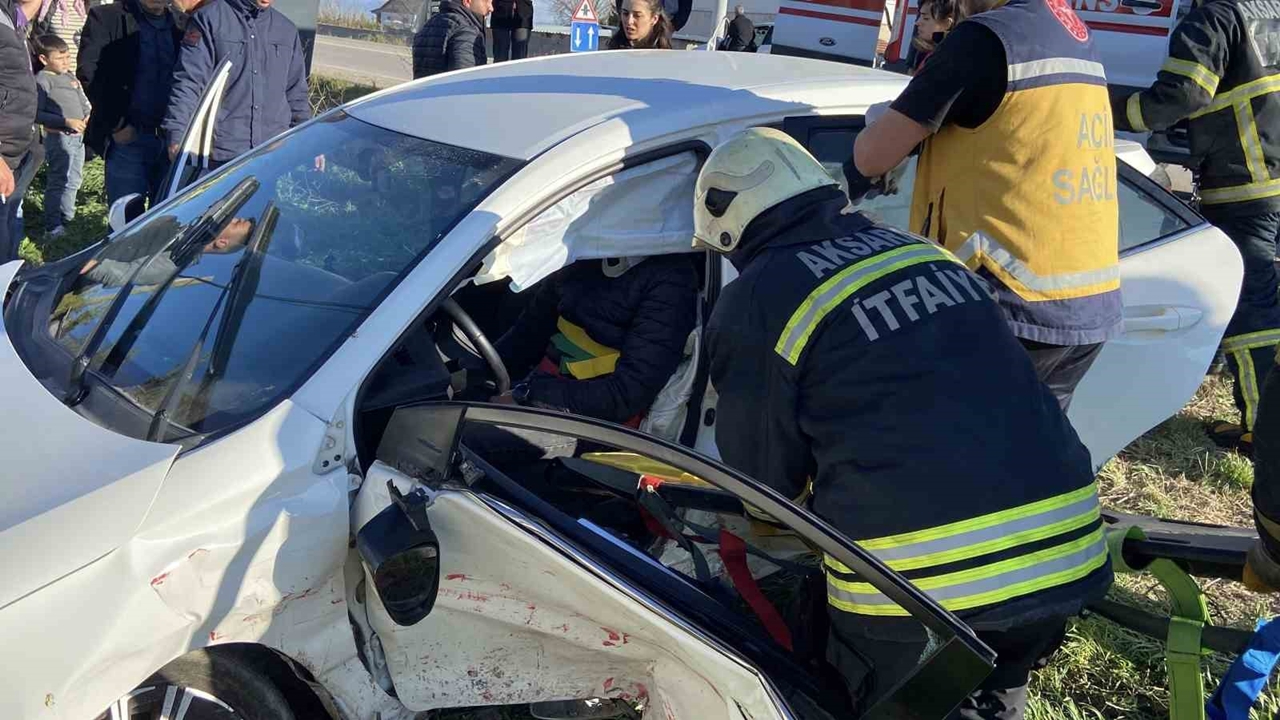 Aksaray Yeşilova'da Trafik Kazası; 4 Yaralı