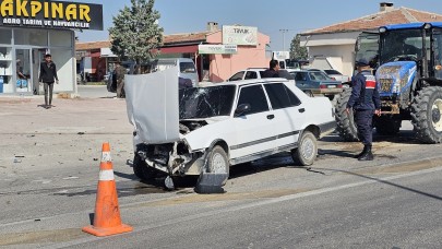 Eşmekaya'da Ehliyetsiz sürücü kaza yaptı: 2 yaralı