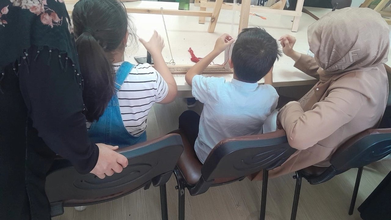 Nevşehirli çocuklar Halı Dokuma Atölyesi'nde