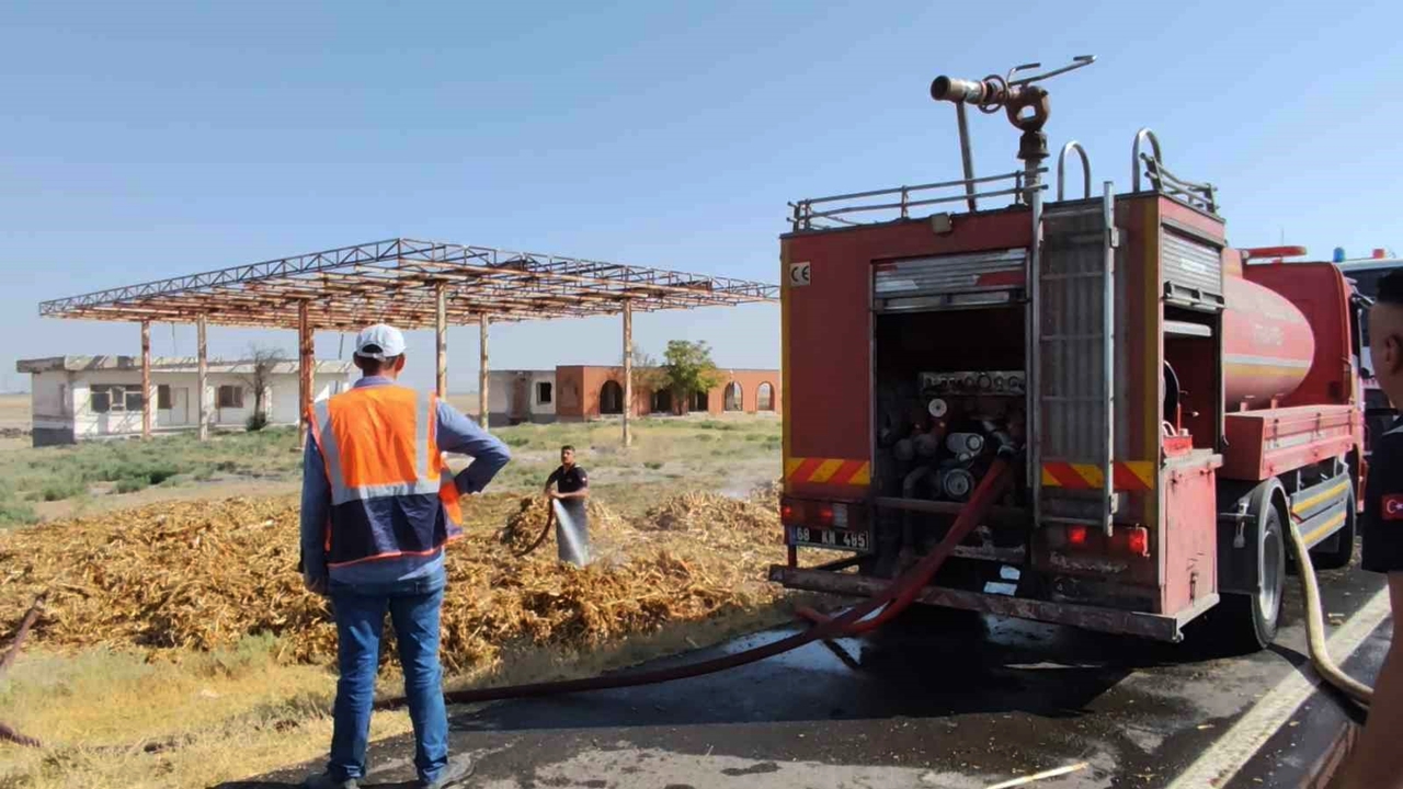 Aksaray Yolunda Saman yüklü Tır'da yangın