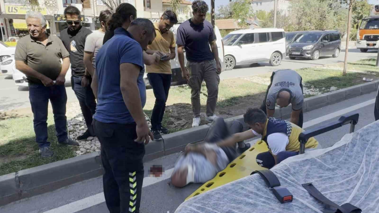 Aksaray'da Emekli maaşını çekip karşıya geçmeye çalışan vatandaşa otomobil çarpıp kaçtı