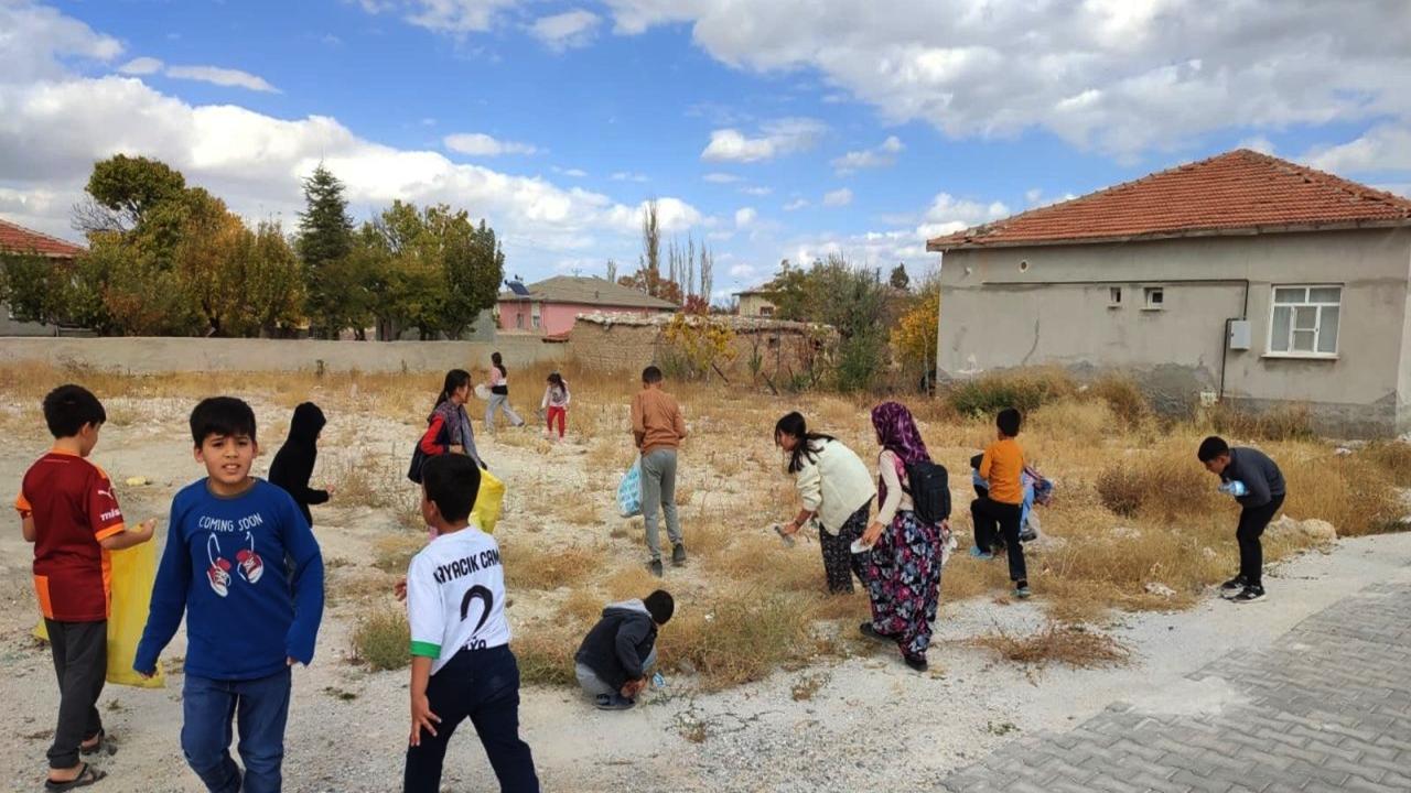 Eşmekaya Beldesinde Örnek Temizlik Çalışması, Sokak Sokak Çöp Toparladılar