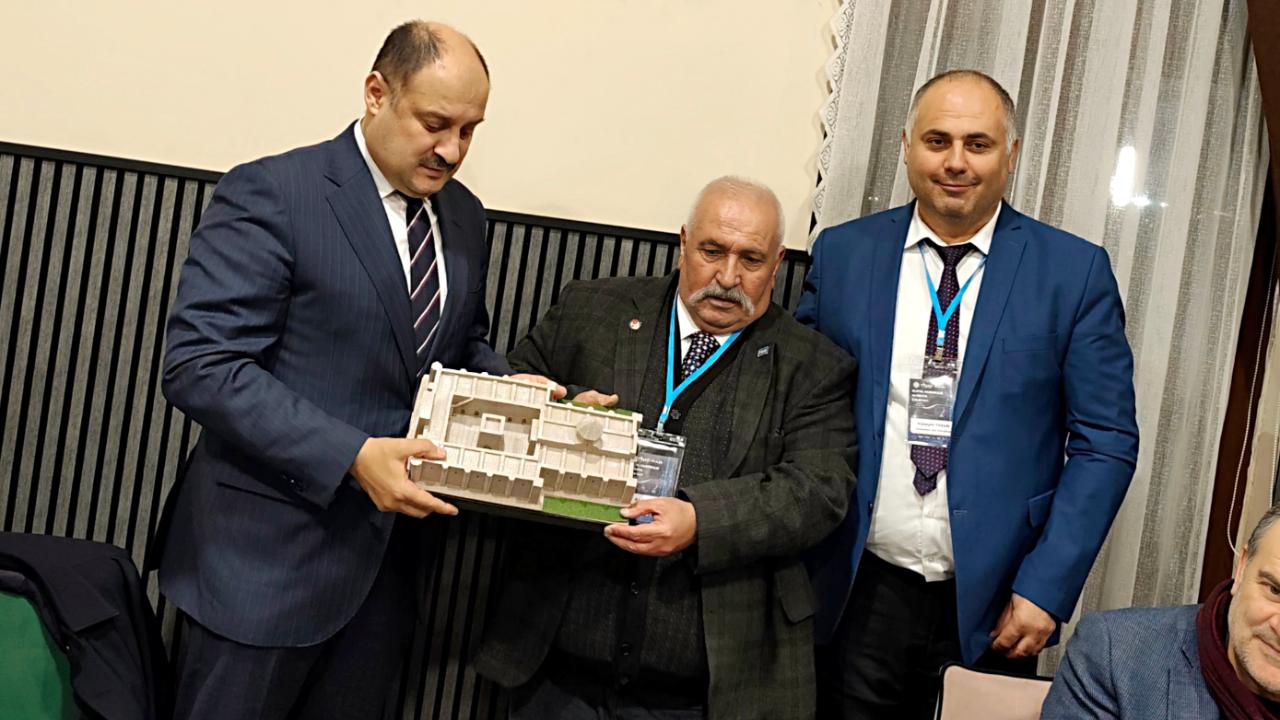 ŞANLIURFA B.Ş.B. BAŞKANI VE GAZETİCİNİN MAKAMINI SULTANHANI MAKETİ SÜSLEYECEK